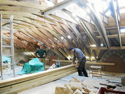 Notre-Dame de La Clarté. La charpente de la chapelle en travaux © Le Télégramme