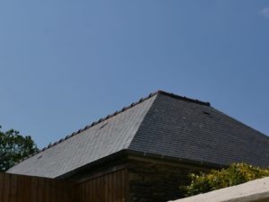 faitage-couverture-ardoise-finistere-300x225