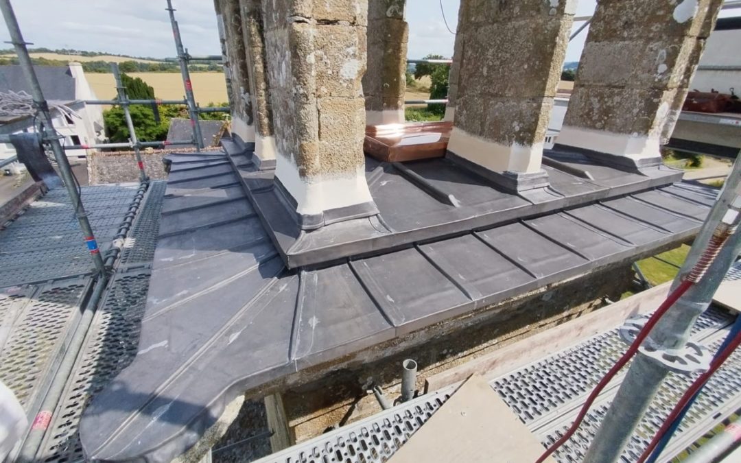 Chapelle Saint Sébastien : un sarcophage de plomb pour protéger le clocher.