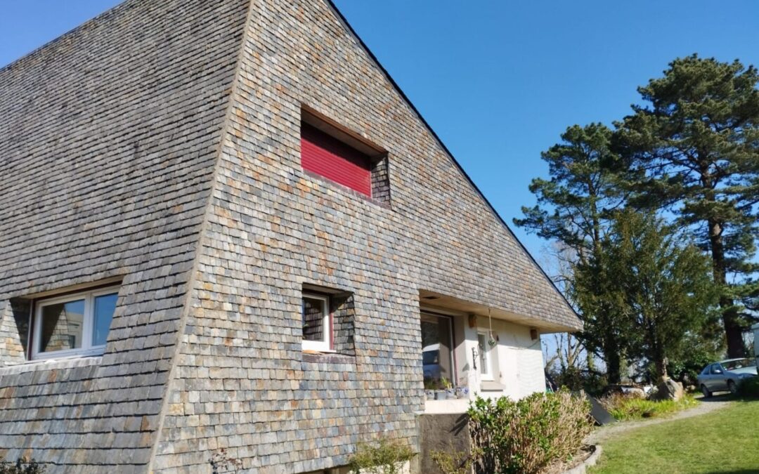 Réparation d’une maison d’architecte et de ses ardoises posées au clou.