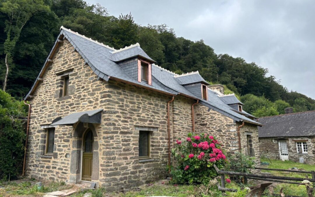 Restauration Toiture Moulin Pleyben : Pose Ardoise au Clou Traditionnelle